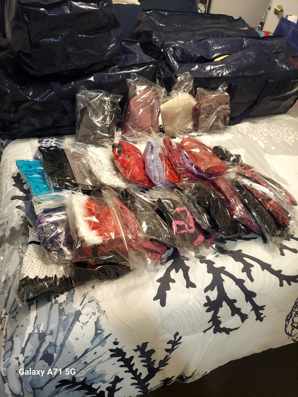 💥LINGERIE!!  24 PIECES PLUS 4 REGULAR BRAS AND A COUPLES GAME